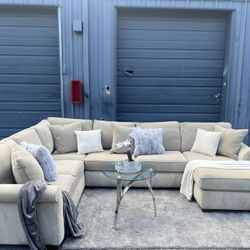 Sectional/couch/sofa, Color: Beige, Brand: Haverty’s, Delivery available 