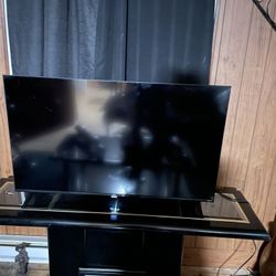 TLC Smart Tv With Control 