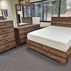 Queen Bedroom Set - 4 Pieces 🛏️✨ $1299
