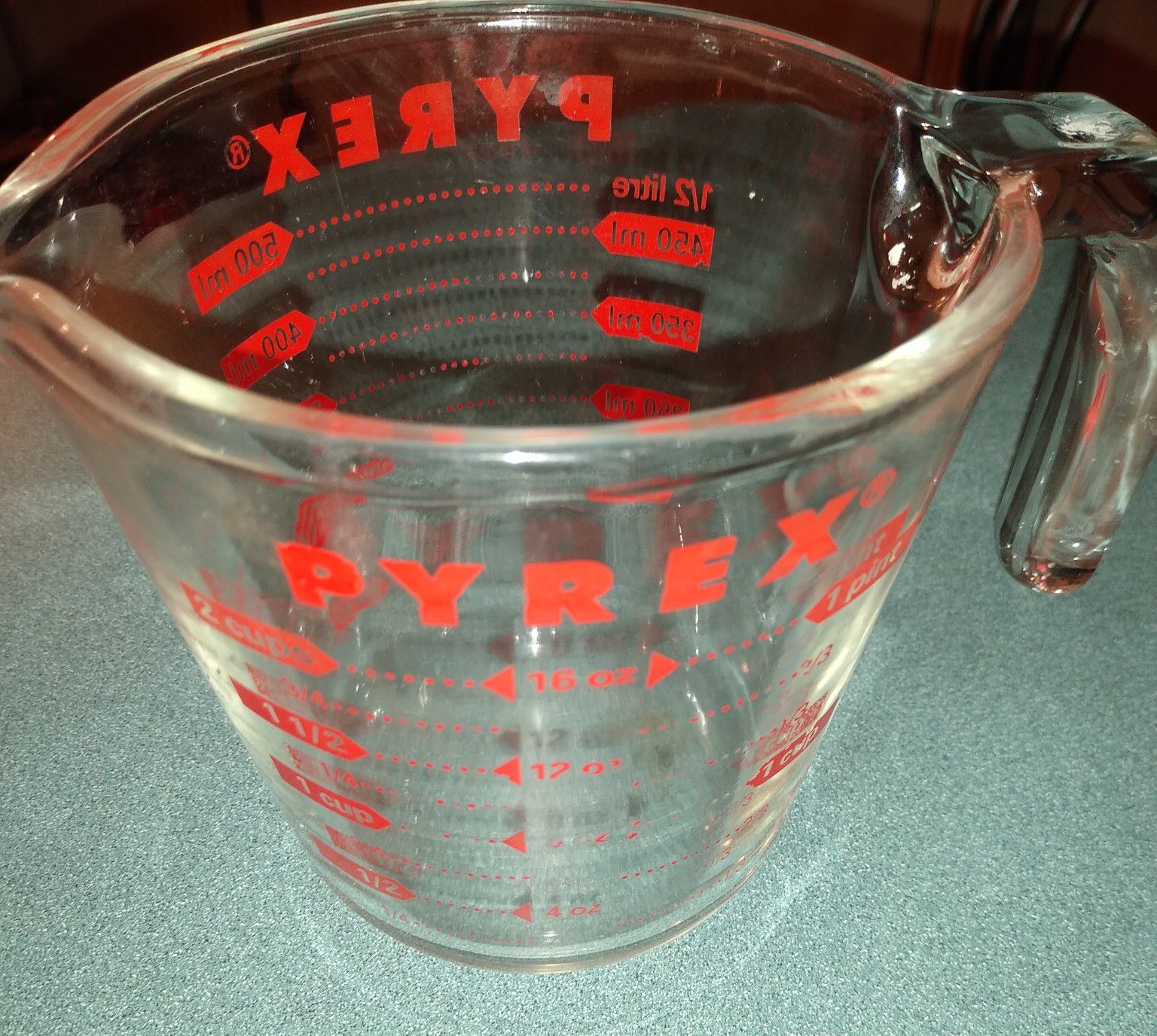 Vintage solid glass Pyrex measuring cup two cups with handle and pouring spout won't last only $15