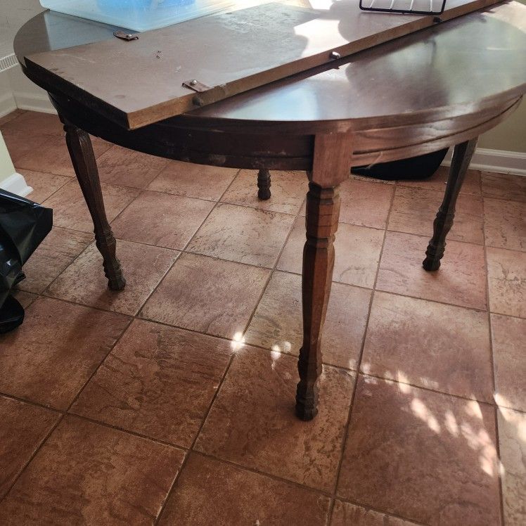 Round Table With Leaf