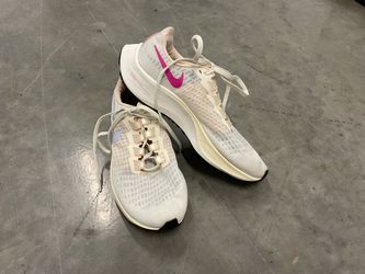 Women’s Nike shoes            🩷 Loved before, ready for more! 🩷