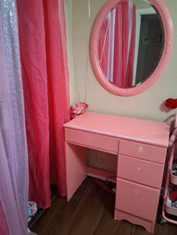 Pink vanity desk deep drawers with mirror antique $100 for both must pickup drawers dont have knobs u can put ur own in good condition only serious bu