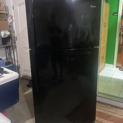 Whirlpool 21.3-cu ft Top-Freezer Refrigerator (Black)