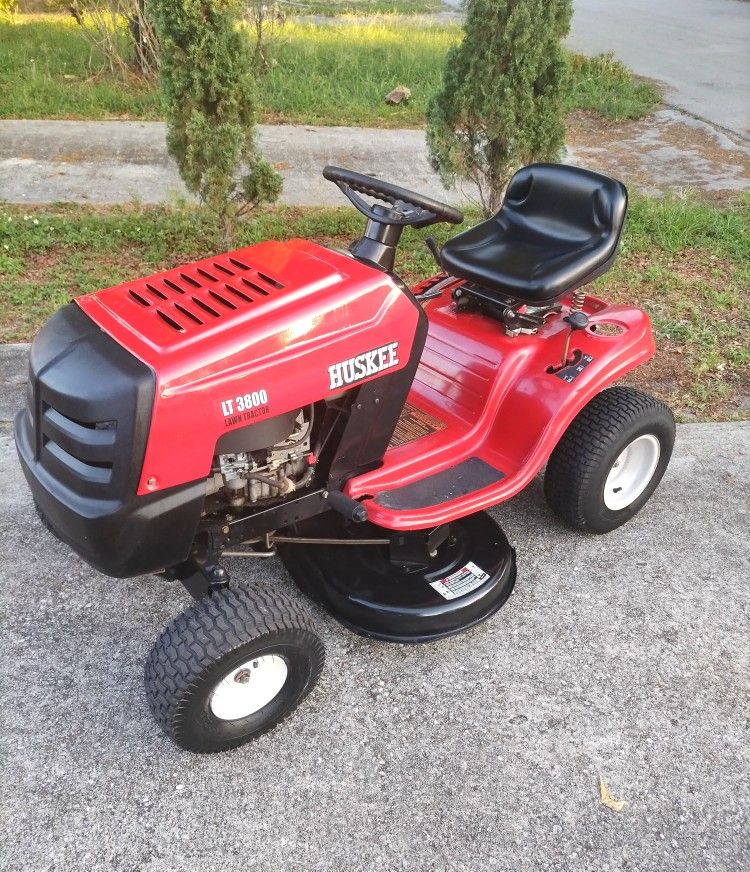 38" gas Lawn Tractor Riding Mower With New Blades And Battery $850 Firm!!!