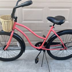 SCHWINN WOMENS BEACH CRUISER BIKE. (L) 26"x2.35. single Speed. EXCELLLENT CONDITION WITH FRESHLY TUN
