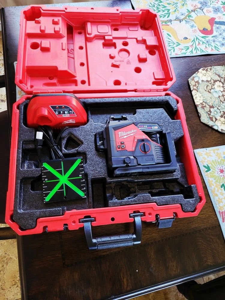 Milwaukee M12 12-Volt Lithium-Ion Cordless Green 250 ft. 3-Plane Laser Level Kit with One 4.0 Ah Battery, Charger and Case
