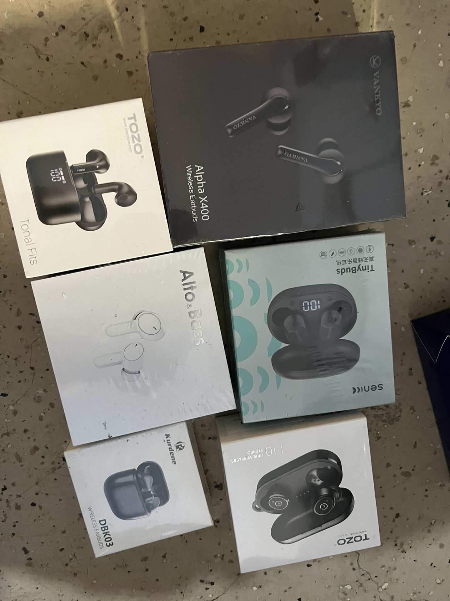 Moving Out! Wireless Earbuds