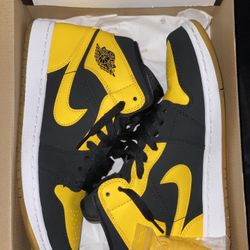 Jordan 1 Mid “New Love” 