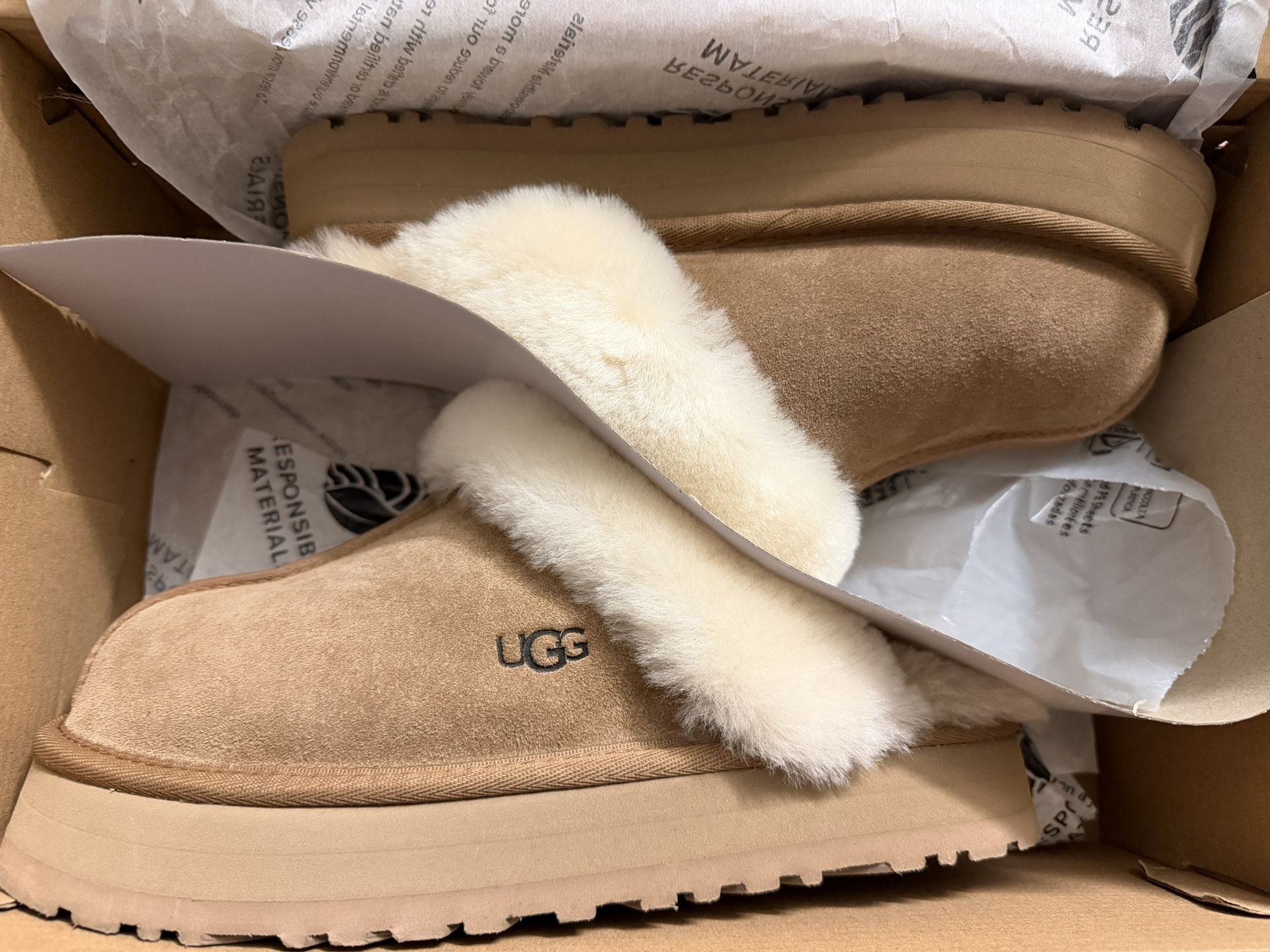 BRAND NEW UGGS SIZE  8
