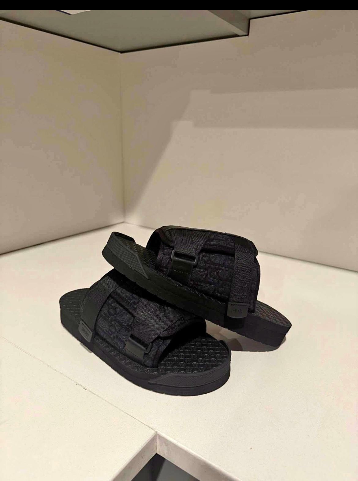 Alpha Slides Dior
