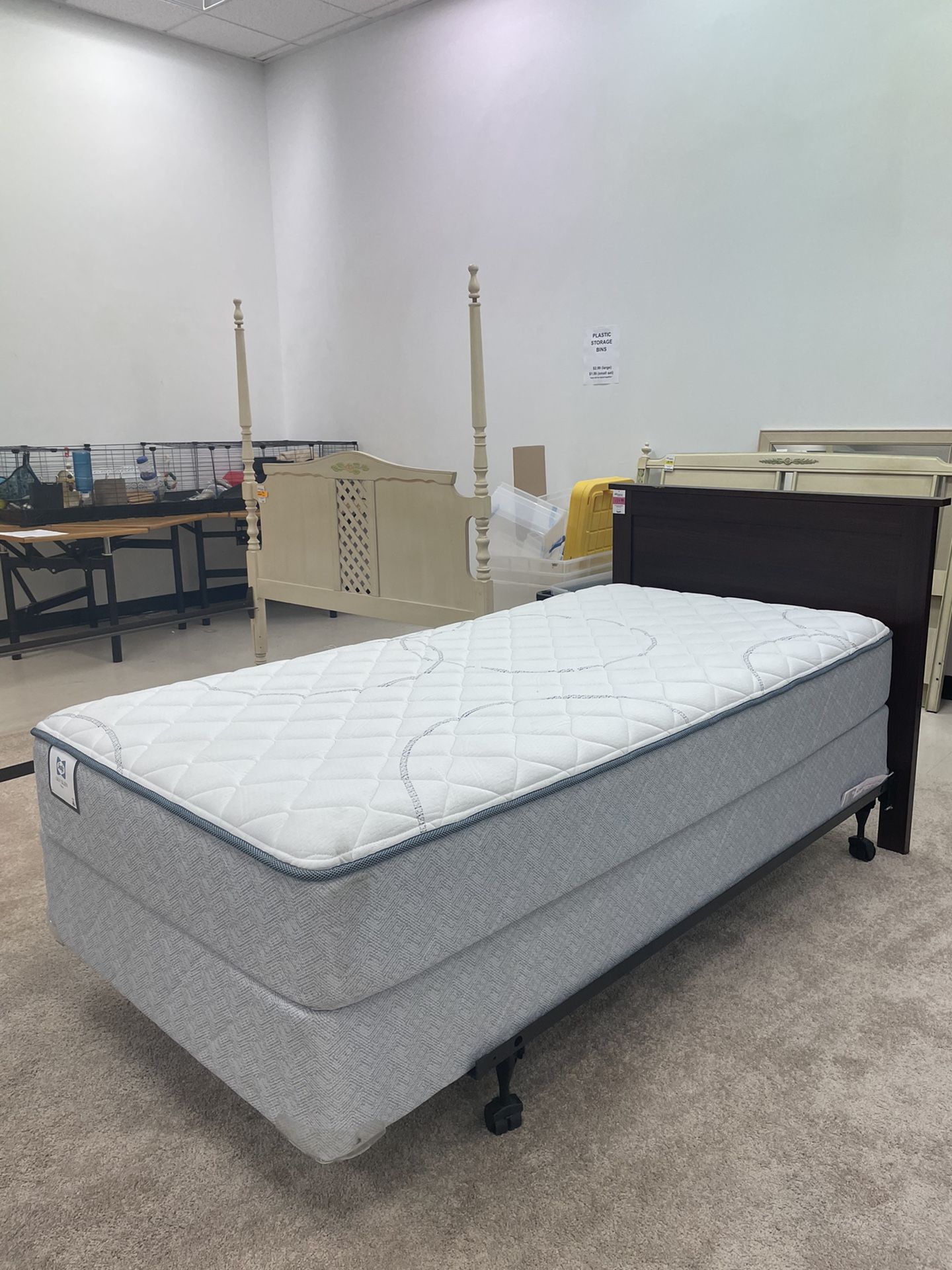 Sealy Lily Glen Mattress + Boxspring Twin for Sale in Everett, WA