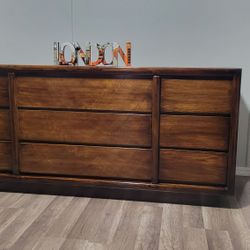 BEAUTIFUL SOLID WOOD 9 DRAWERS DRESSER BY LANE