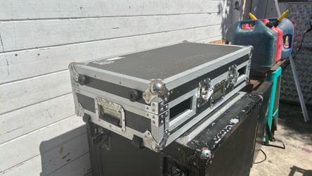 Road ready traveling case