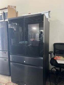 Samsung Bespoke 35.8 in. 29 cu. ft. Standard Depth 4-Door French Door Refrigerator with Family Hub in Charcoal Glass/Matte Black