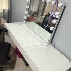 Makeup Vanity + Mirriorn