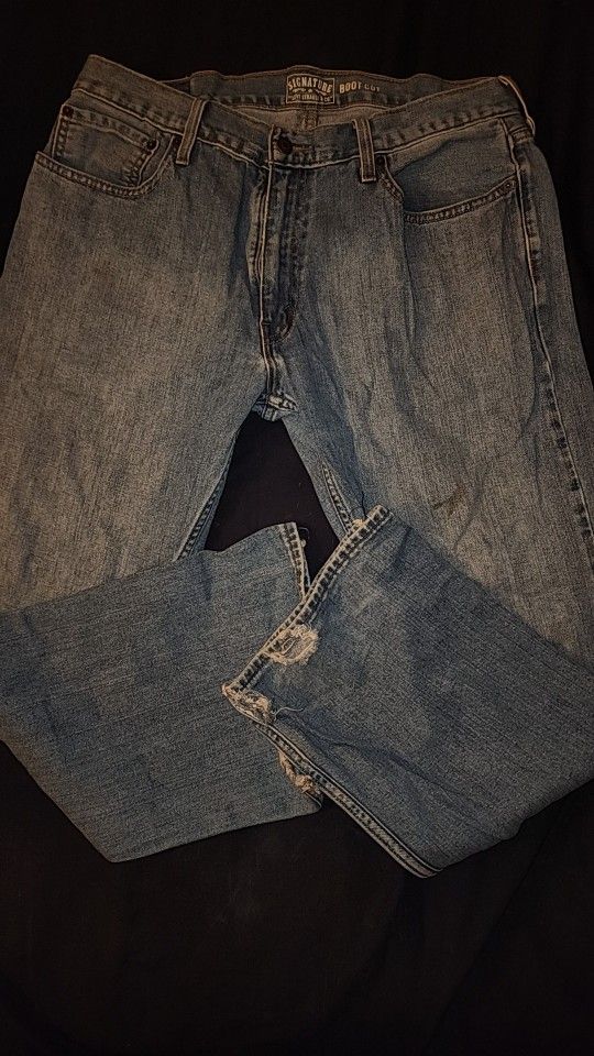 Mens Signature Levi Strauss Boot Cut 36x30 Cotton. Some rips at the bottom.