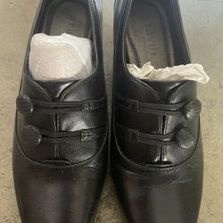 Aravon Elsa AAE06BK Women’s Black Leather  Pumps with Button Details, size 5.5 B