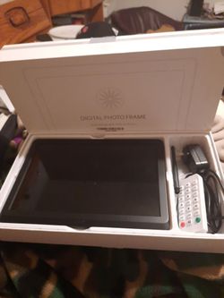Digital Photo Frame with Remote and Power Adapter