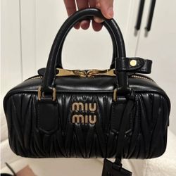 Metal lettering logo solid color zipper closure soft nappa leather shoulder crossbody handbag regular women's