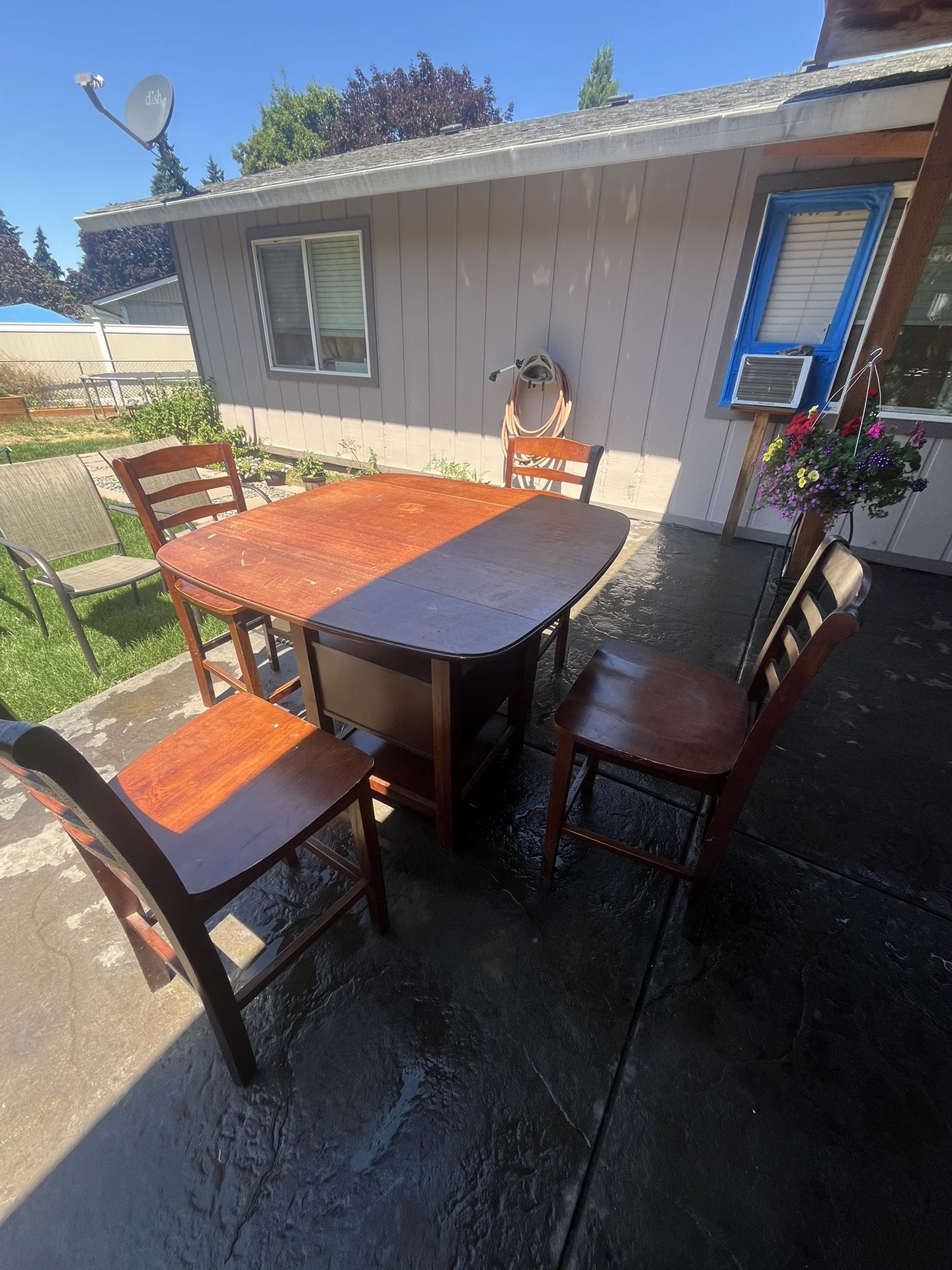 Table With 4 Chairs  Free