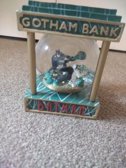 Batman Gotham Bank Snow Globe