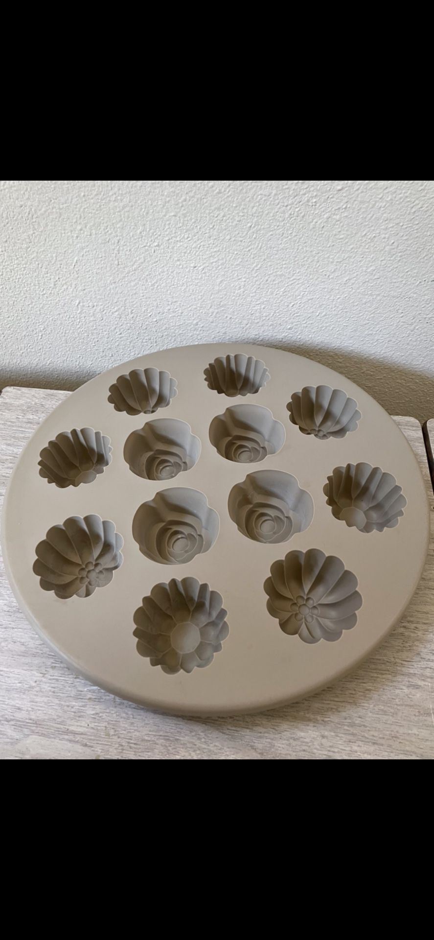 Pampered Chef Silicone Bakeware Floral Cupcake Pan #1613