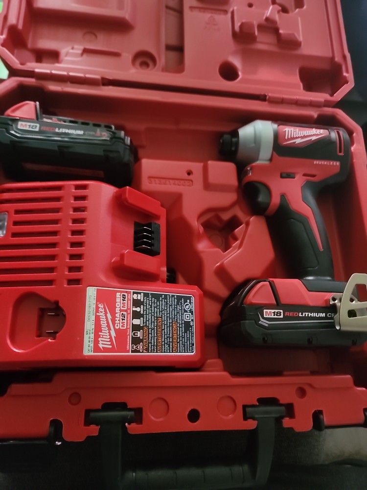 MILWAUKEE COMPACT BRUSHLESS M18 1/4" HEX IMPACT DRIVER KIT NEW