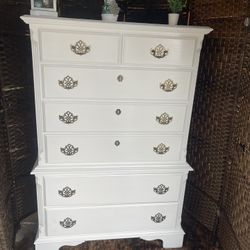 Dresser 7 drawers repinted rustic white 