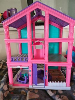 Plastic pink Dollhouse