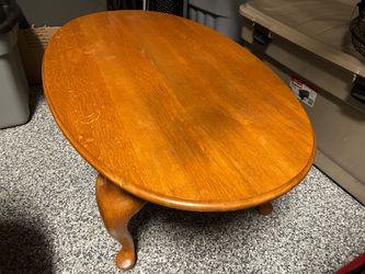 Vintage Oak-Style Oval Coffee Table (Queen Anne Legs)