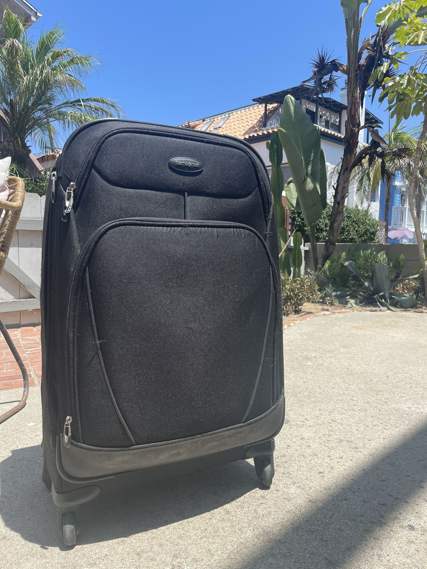 Large Samsonite Roller Bag
