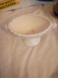 A white bird fountain I don't know what you call it five bucks firm price pick up only  865 Ellsworth avenue right off of East Livingston avenue Colum