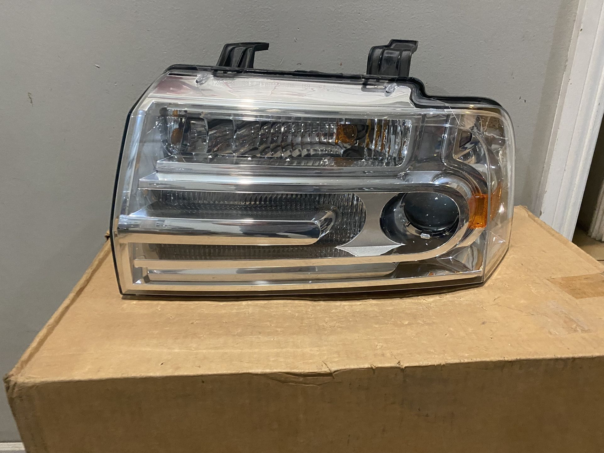 2007-2014 Lincoln Navigator Left Headlight