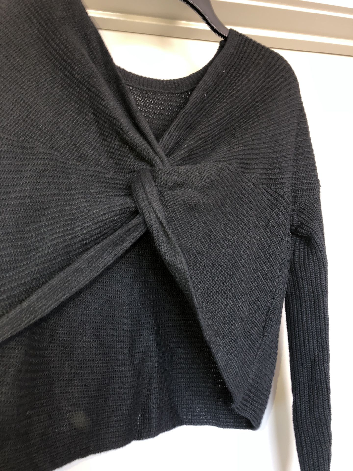 (NEW) Black Hollister Sweater Size Small