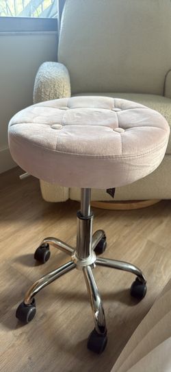 Height adjustable vanity stool