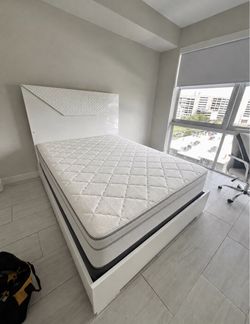 LABOR DAY SALE!!!!!! White HIGH GLOSS Bed w/ LED’s 🛏️🤍🛏️