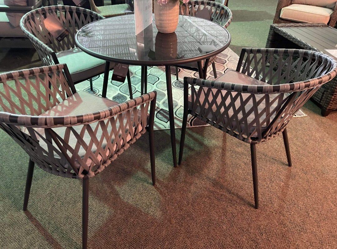Outdoor Dining Table and 4 Chairs - Ashley Furniture 