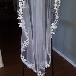 New Wedding Veil With Flower Applique In Ivory 