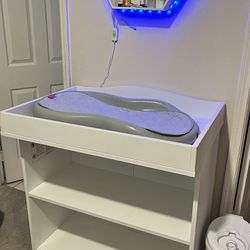 Changing table & Grey Peanut Changer 