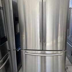 Samsung beautiful stainless steel refrigerator French door everything works perfectly first come first served 