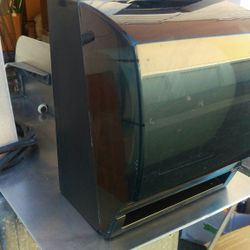 Paper towel dispenser