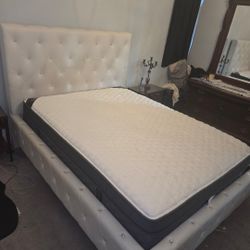 Puffy Royal Hybrid Mattress, Queen, Like New, Perfect Condition
