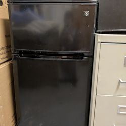 Mini Fridge/ Freezer 