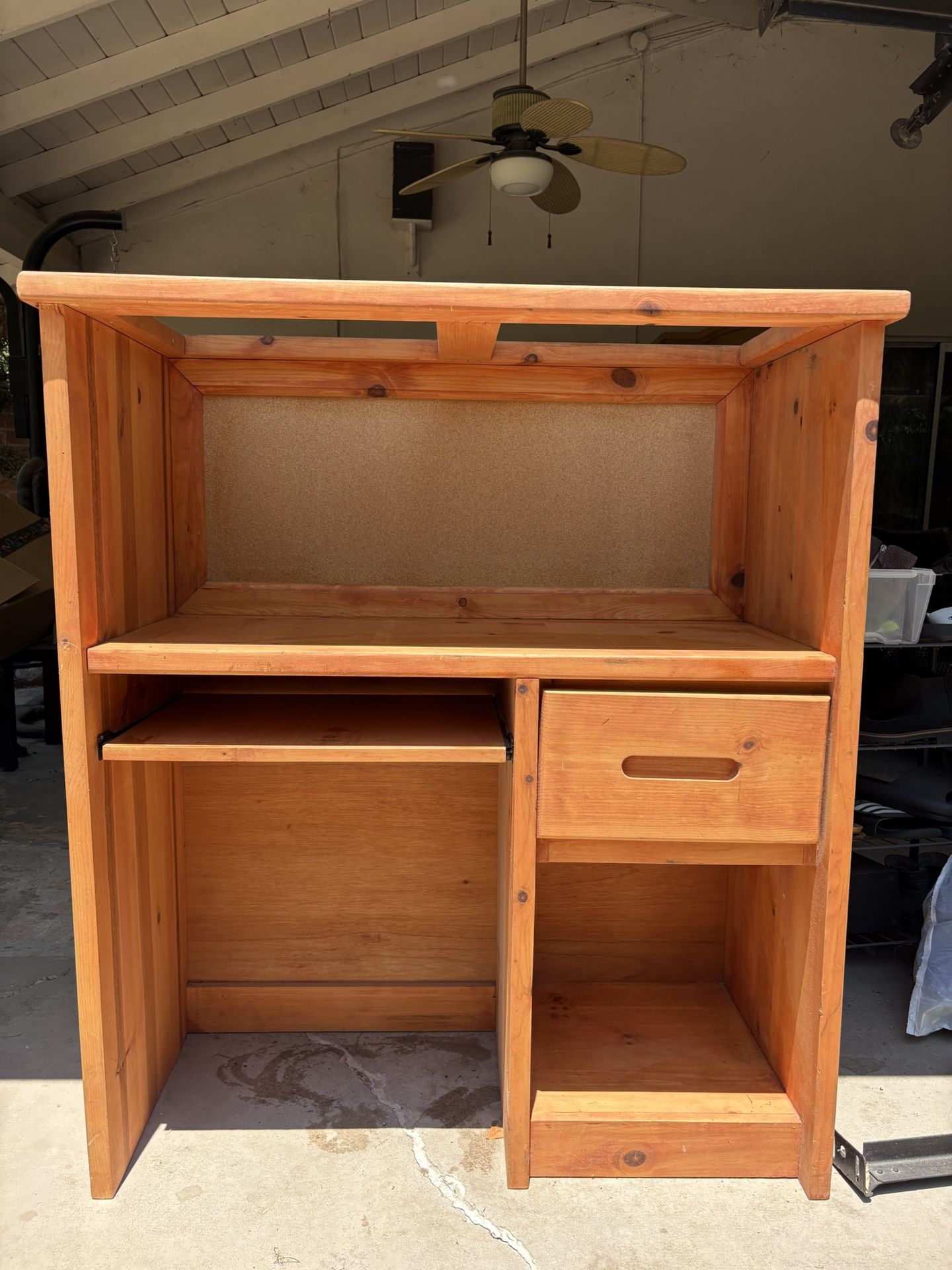 Youth Desk / Escritorio Para Jóvenes