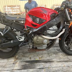 Honda Cbr 600 F4 I Good Running Bike. Bad Exhaust Leak Need Some Loving. I Have The Parts It Needs. You Just Have To Put Them On.