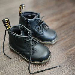 Kids 6c , Dr Martens.  Doc Martens
