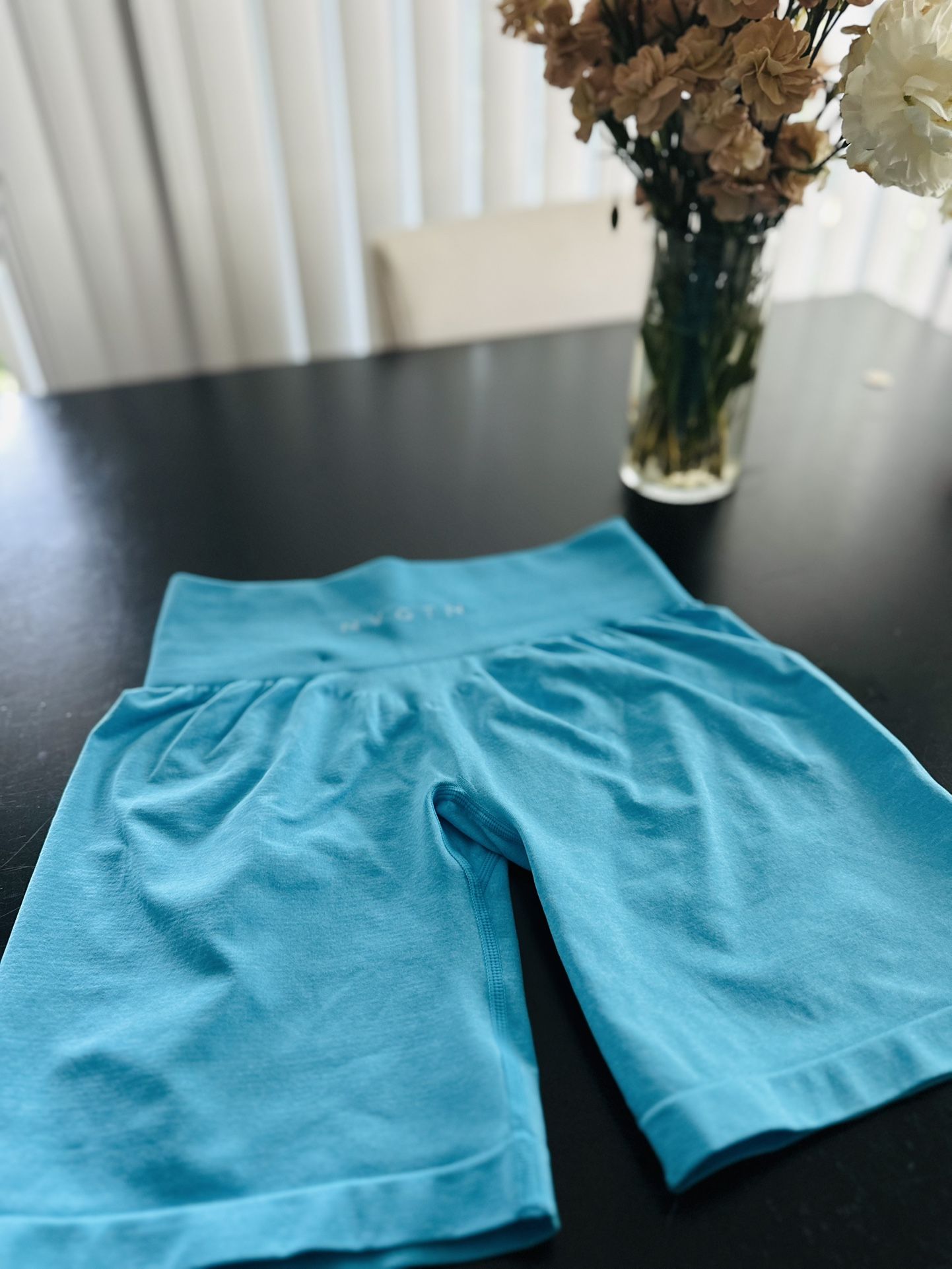 NVGTN NWT SIZE MEFIUM SEAMLESS SHORTS