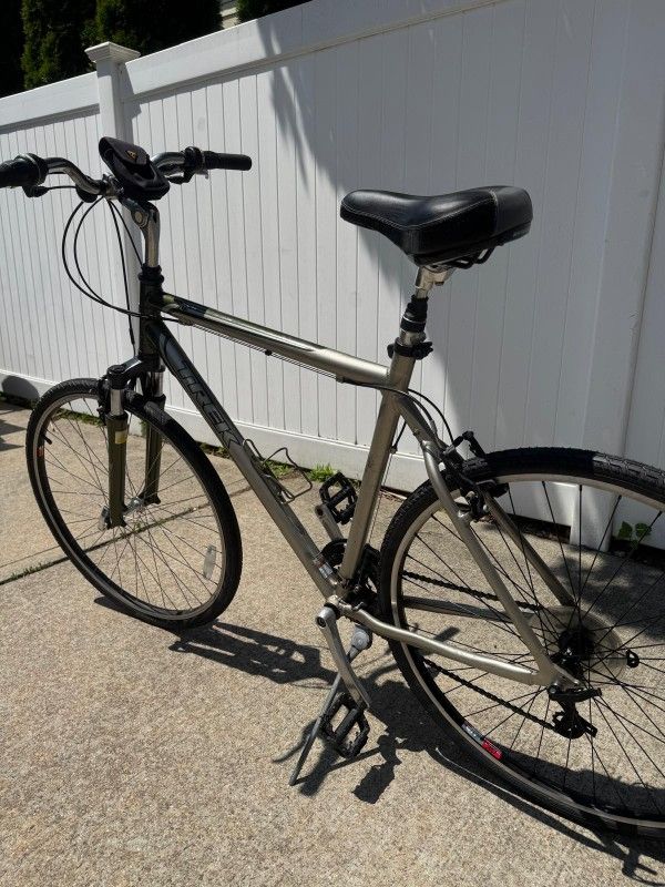 Trek 7100 Men’s Multitrack Road Bike. Hunter Green and Silver