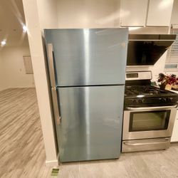 NEW Refrigerator General Electric New stainless steel with footprint resistance 22 cu ft  